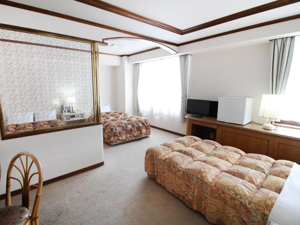 Neyagawa Trend Hotel Osaka Bagian luar foto