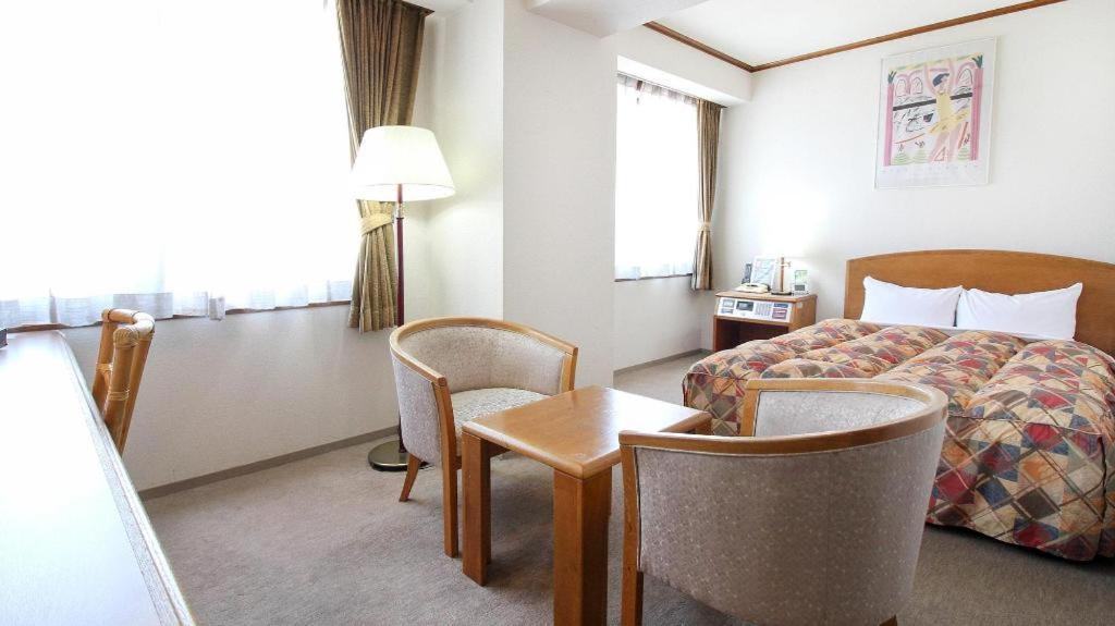 Neyagawa Trend Hotel Osaka Bagian luar foto